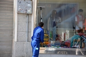 La fréquence de nettoyage des vitres et vitrines de magasins et entreprises