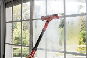Le nettoyage des vitres de véranda par un professionnel : une question de qualité et sécurité
