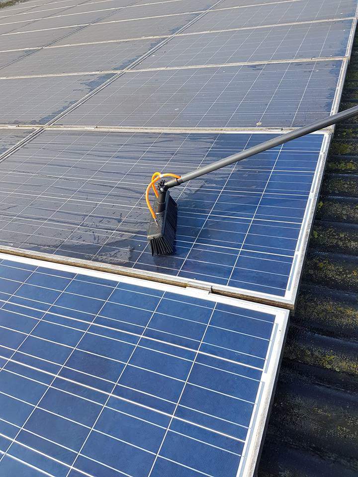 Nettoyer des panneaux solaires sans eau